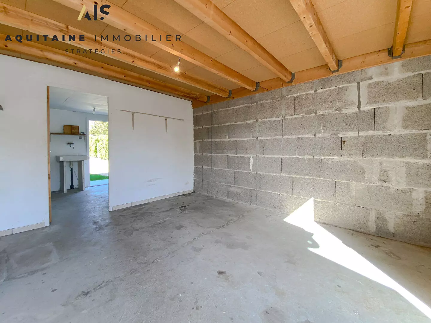 AQUITAINE IMMOBILIER STRATEGIES - EXCLUSIVITE - MAISON D'HABITATION T6 + DOUBLE GARAGE + TERRAIN 1181M² / image 8