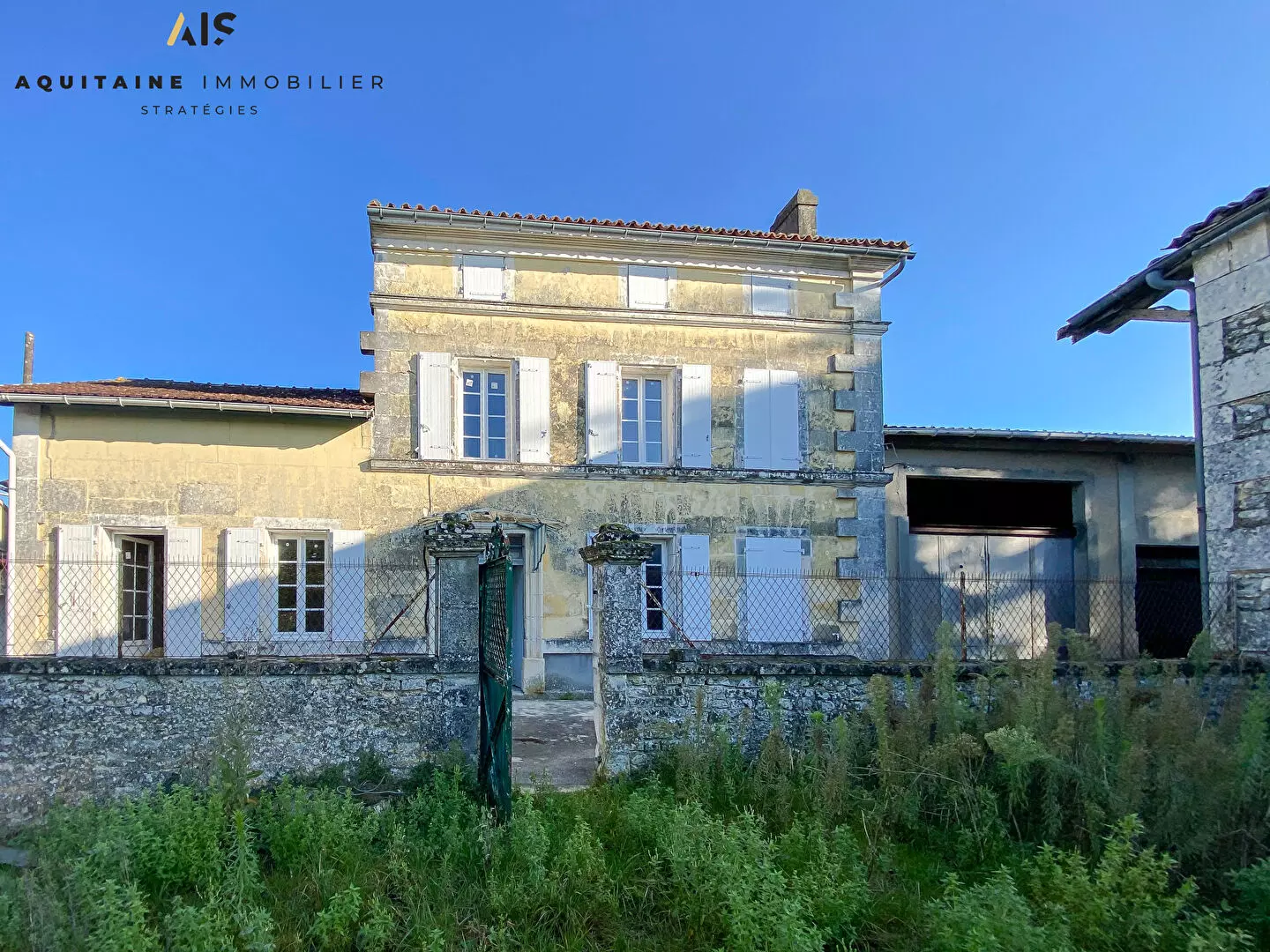 Ancienne propriété viticole - maison charentaise et dépendances / image 0