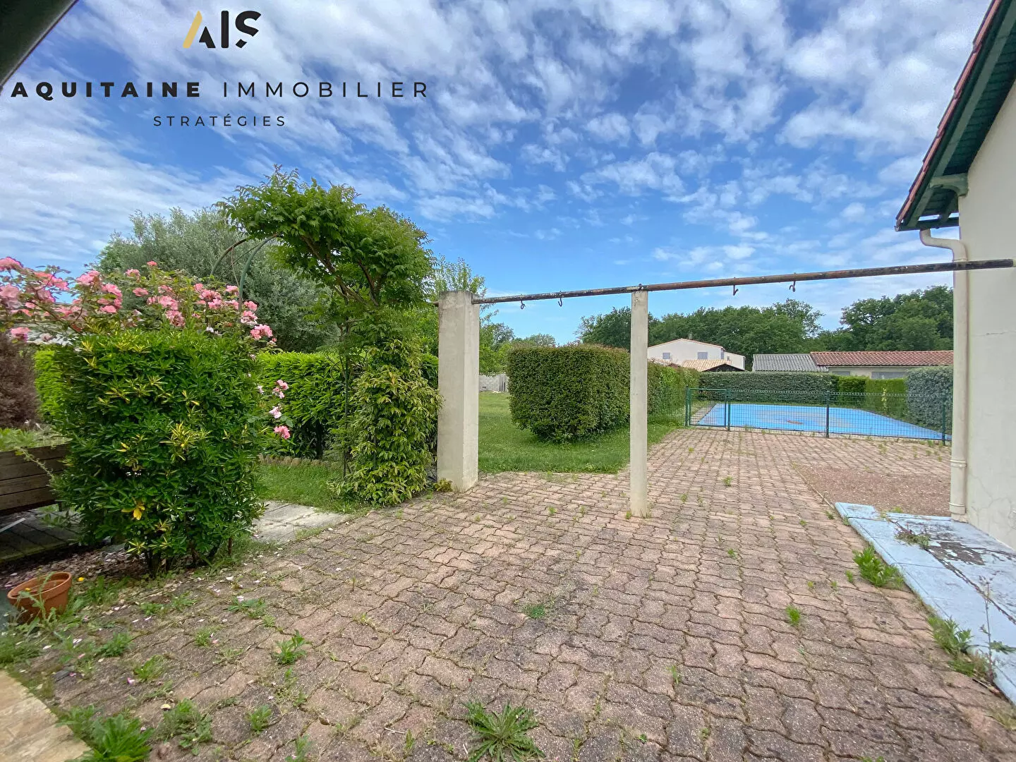 AQUITAINE IMMOBILIER STRATEGIES - BREUILLET -MAISON PRINCIPALE 165 M² AVEC PISCINE + MAISON D'AMIS + TERRAIN - POTENTIEL POUR RENDEMENT LOCATIF SAISONNIER / image 2