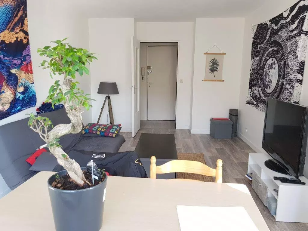 AQUITAINE IMMOBILIER STRATEGIES - EXCLUSIVITE - POITIERS CENTRE VILLE / LES TROIS QUARTIERS - APPARTEMENT T2 53 M² - LIBRE DE TOUTE OCCUPATION / image 0