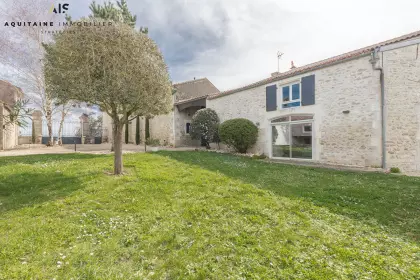 MAISON CHARENTAISE - FLEAC - MAISON 273 M² AVEC PISCINE + DEPENDANCES + TERRAIN / image 1