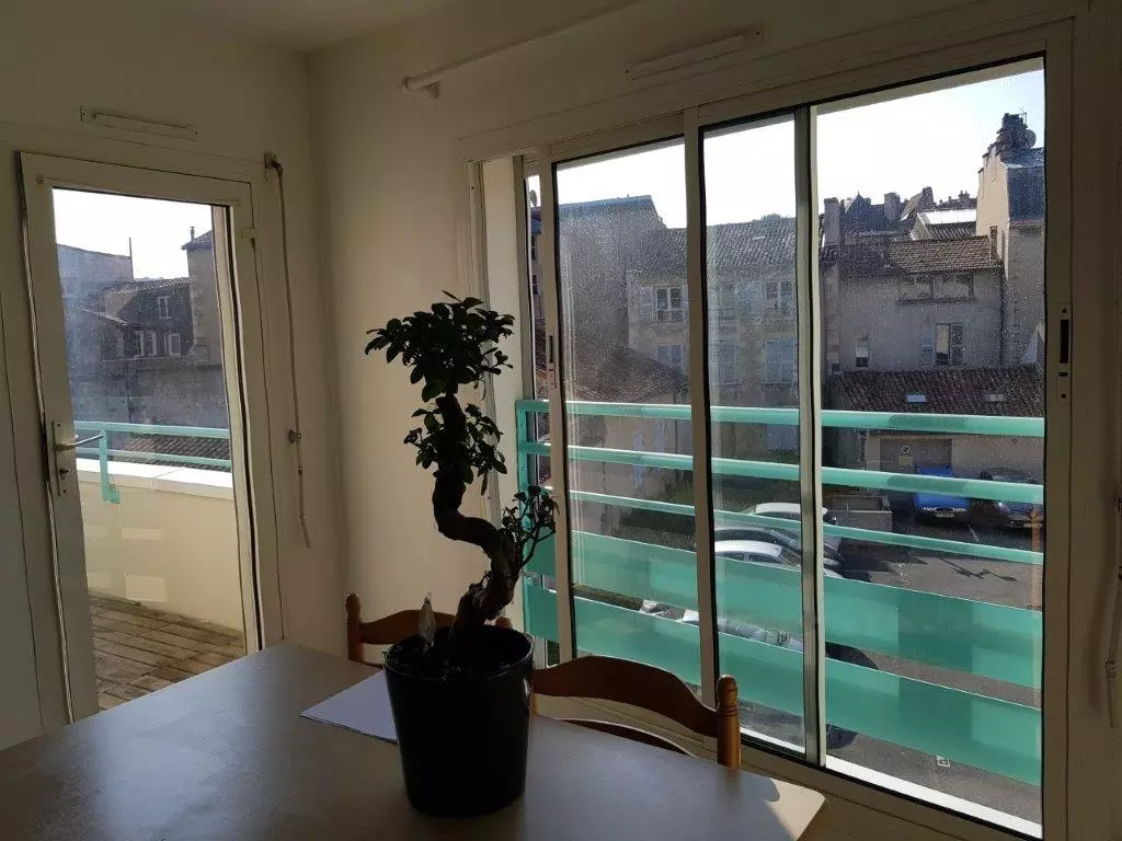 AQUITAINE IMMOBILIER STRATEGIES - EXCLUSIVITE - POITIERS CENTRE VILLE / LES TROIS QUARTIERS - APPARTEMENT T2 53 M² - LIBRE DE TOUTE OCCUPATION / image 1