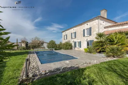 MAISON CHARENTAISE - FLEAC - MAISON 273 M² AVEC PISCINE + DEPENDANCES + TERRAIN / image 0