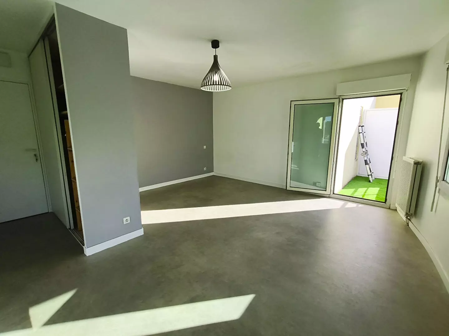 AQUITAINE IMMOBILIER STRATÉGIES - EXCLUSIVITÉ - POITIERS - APPARTEMENT TYPE 1 BIS - 32 M² - LIBRE - DERNIER ETAGE - BALCON - ASCENSEUR / image 0
