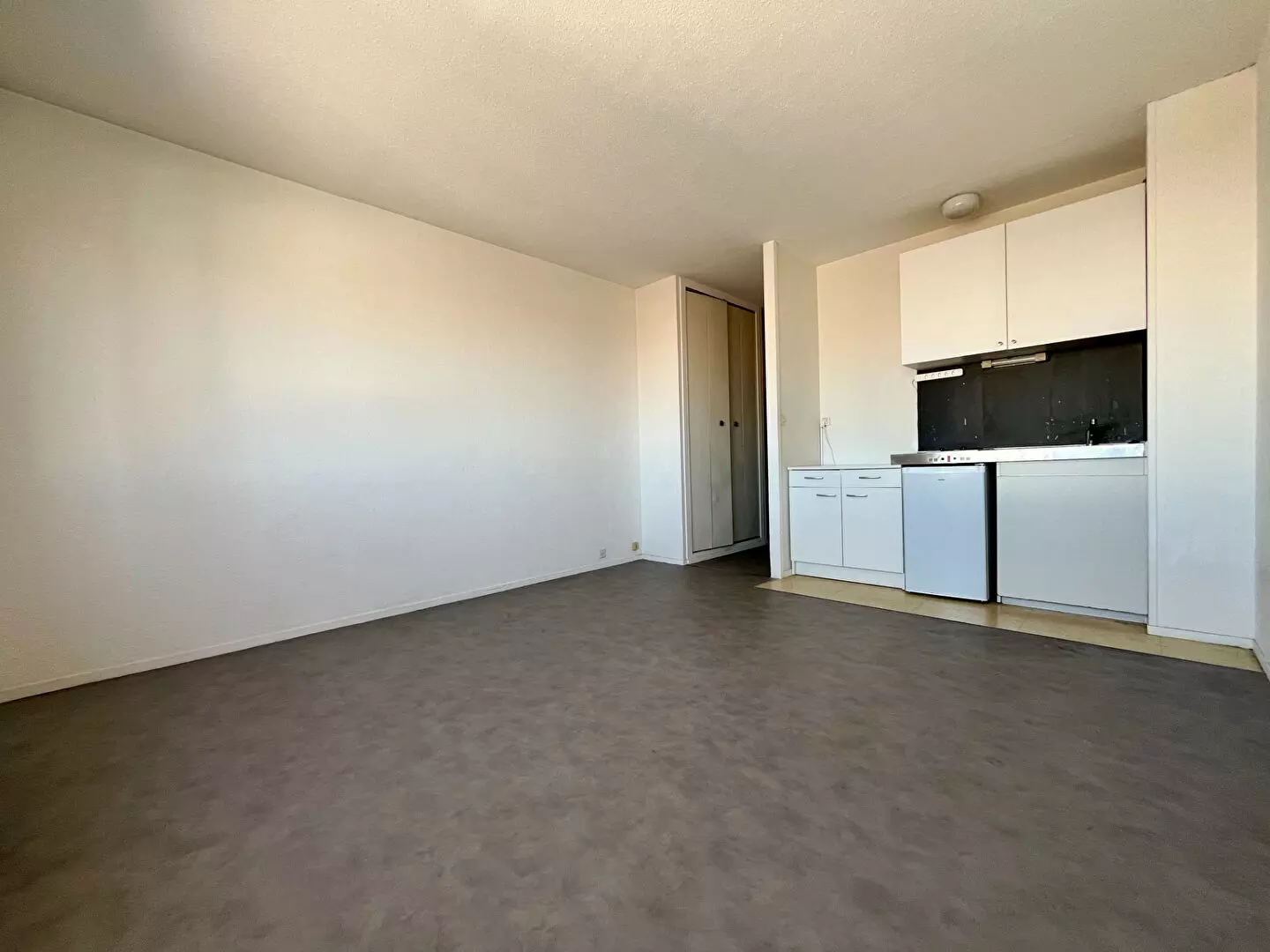 AQUITAINE IMMOBILIER STRATEGIES - EXCLUSIVITE - STUDIO 23 M² BORDEAUX SAINT AUGUSTIN / PELLEGRIN + PARKING EXTERIEUR PRIVATIF. / image 0