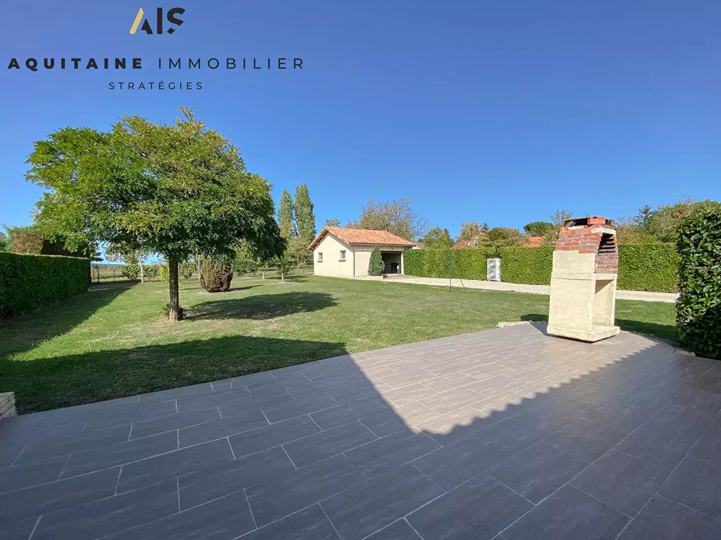 AQUITAINE IMMOBILIER STRATEGIES - EXCLUSIVITE - MAISON D'HABITATION T6 + DOUBLE GARAGE + TERRAIN 1181M² / image 2