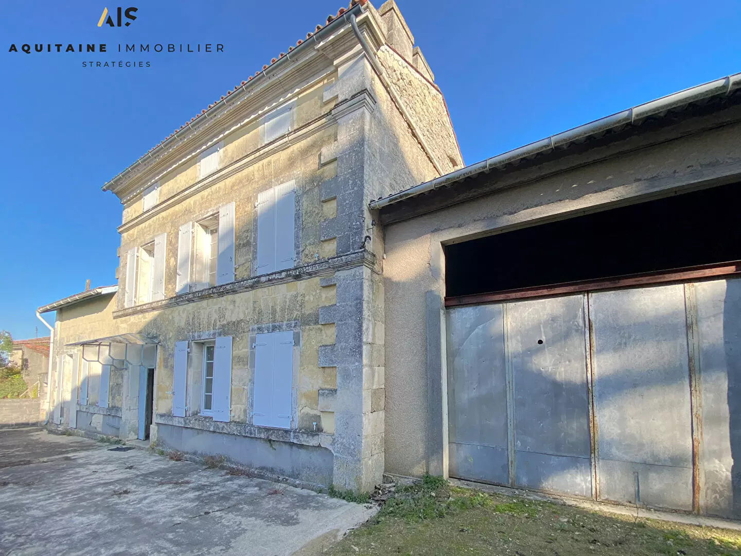 Ancienne propriété viticole - maison charentaise et dépendances / image 1