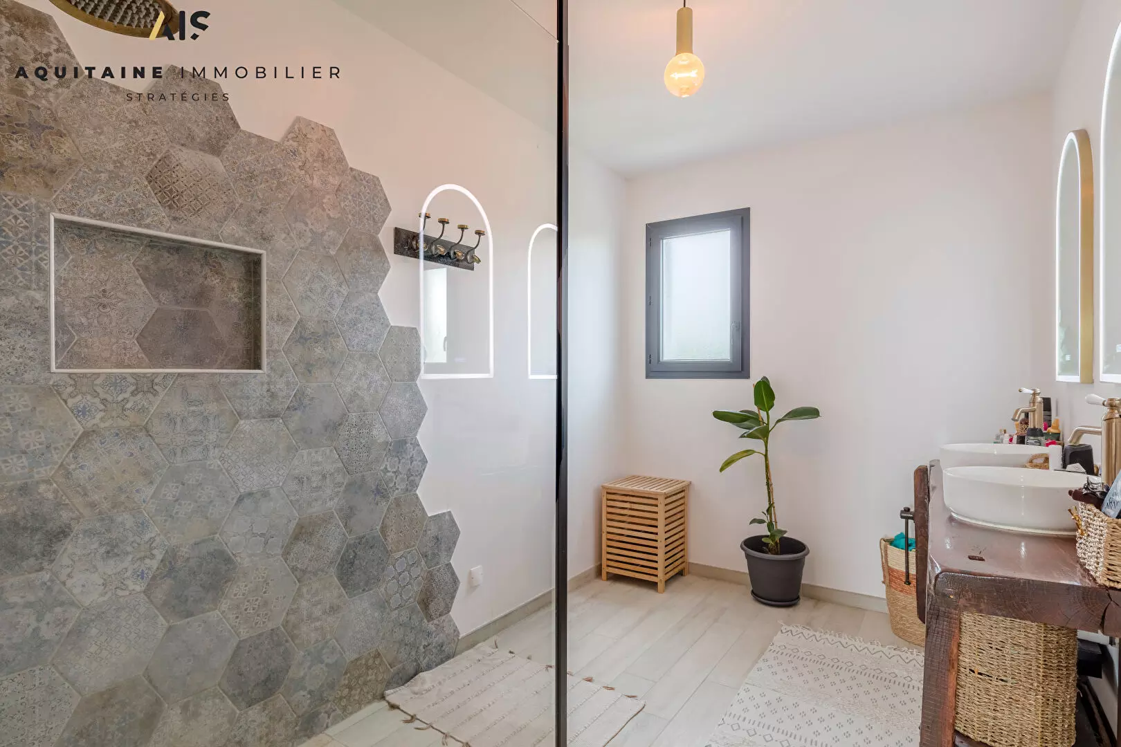 AQUITAINE IMMOBILIER STRATEGIES - EXCLUSIVITE - SAINT ANTOINE SUR L ISLE / LE PIZOU - MAISON T4 - 106 M² - PARCELLE 2269 M² AVEC ETANG PRIVATIF / image 4