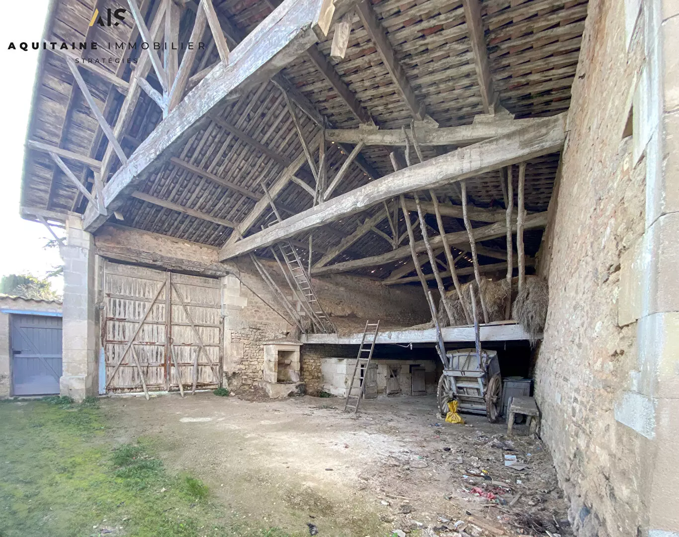 Ancienne propriété viticole - maison charentaise et dépendances / image 8