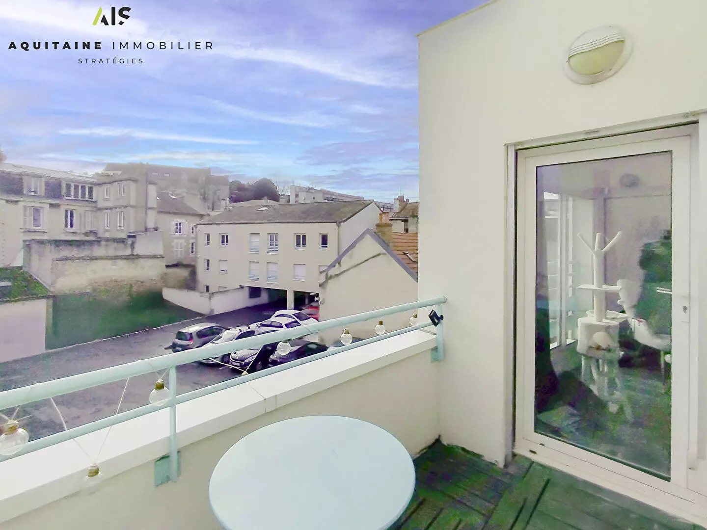 AQUITAINE IMMOBILIER STRATEGIES - EXCLUSIVITE - POITIERS CENTRE VILLE / LES TROIS QUARTIERS - APPARTEMENT T2 53 M² - LIBRE DE TOUTE OCCUPATION / image 1