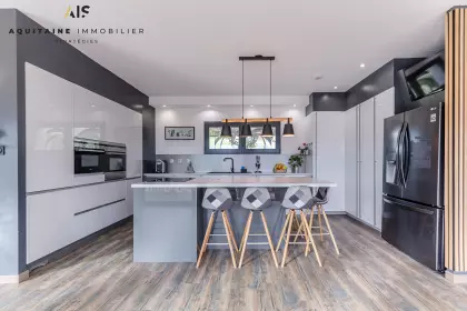 image 2 / Maison 8 pièces 237m<sup>2</sup>